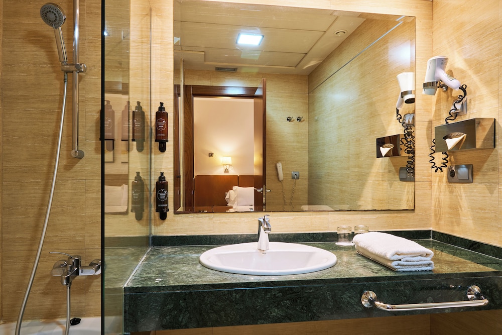 Habitación económica doble del hotel Senator Granada Spa. Foto 11