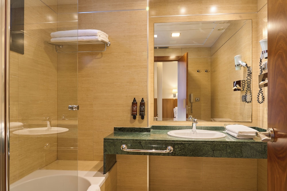 Habitación económica doble del hotel Senator Granada Spa. Foto 12