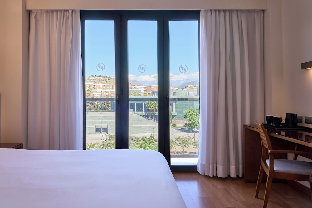 Habitación doble superior, 1 cama de matrimonio grande del hotel Senator Granada Spa. Foto 1