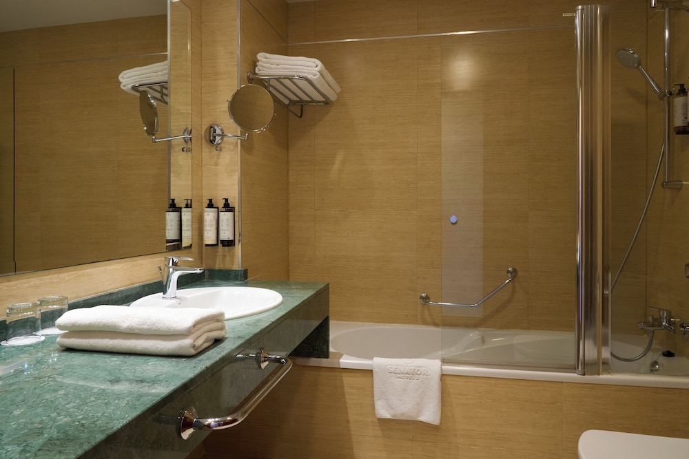 Habitación doble superior, 1 cama de matrimonio grande del hotel Senator Granada Spa. Foto 4