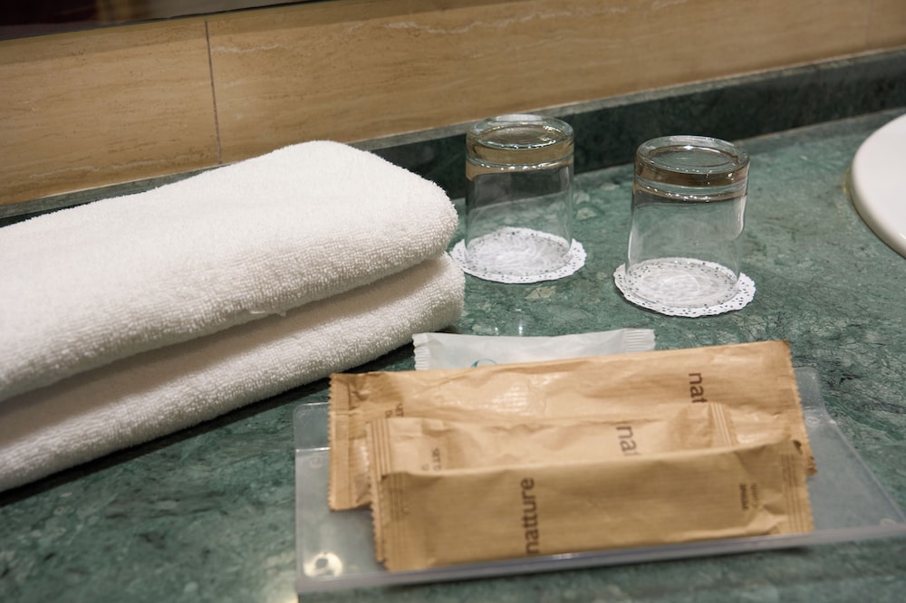 Habitación doble superior, 1 cama de matrimonio grande del hotel Senator Granada Spa. Foto 8