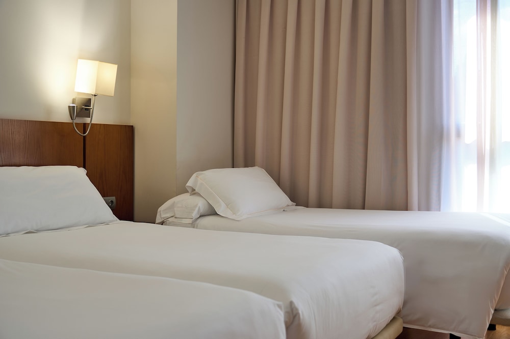 Habitación triple del hotel Senator Granada Spa. Foto 1