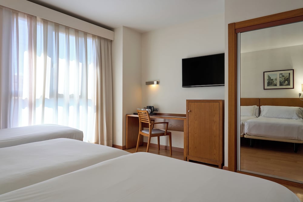 Habitación triple del hotel Senator Granada Spa. Foto 2