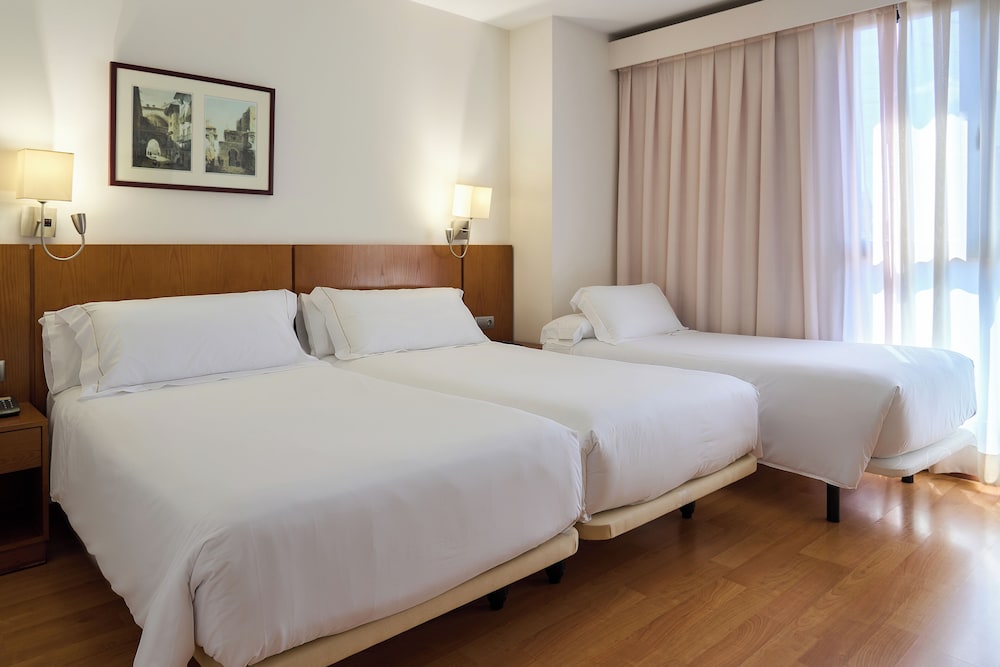 Habitación triple del hotel Senator Granada Spa. Foto 3