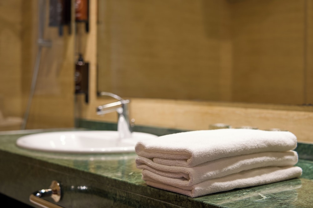 Habitación triple del hotel Senator Granada Spa. Foto 4