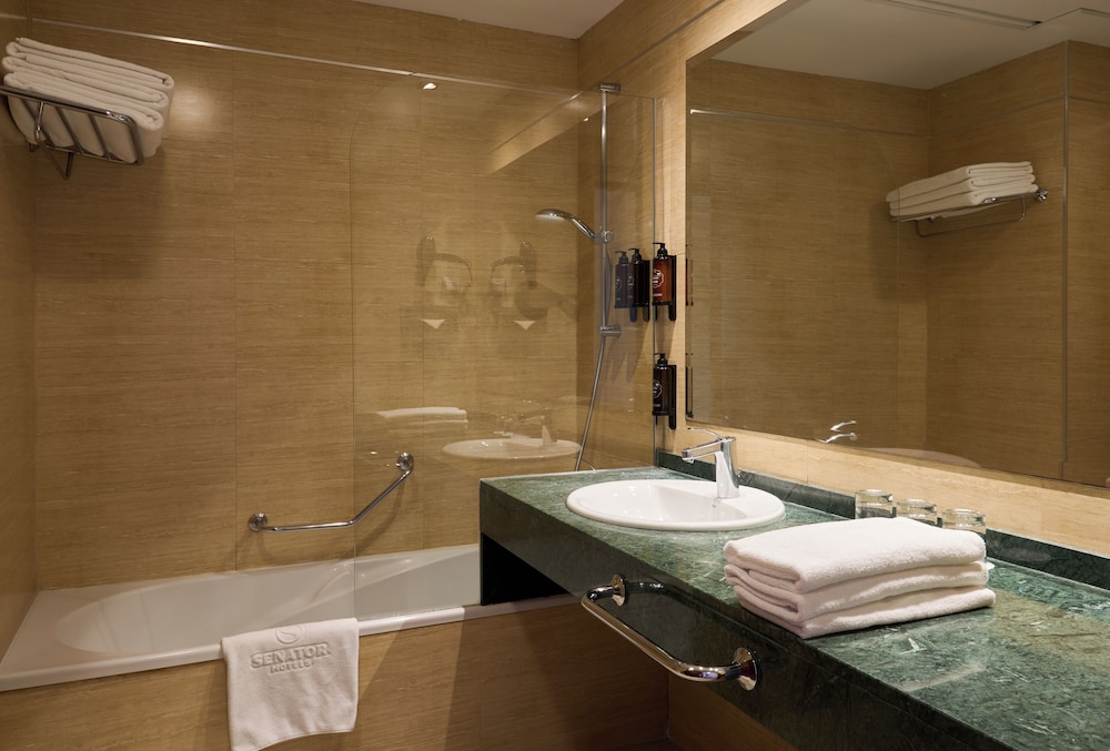 Habitación triple del hotel Senator Granada Spa. Foto 5