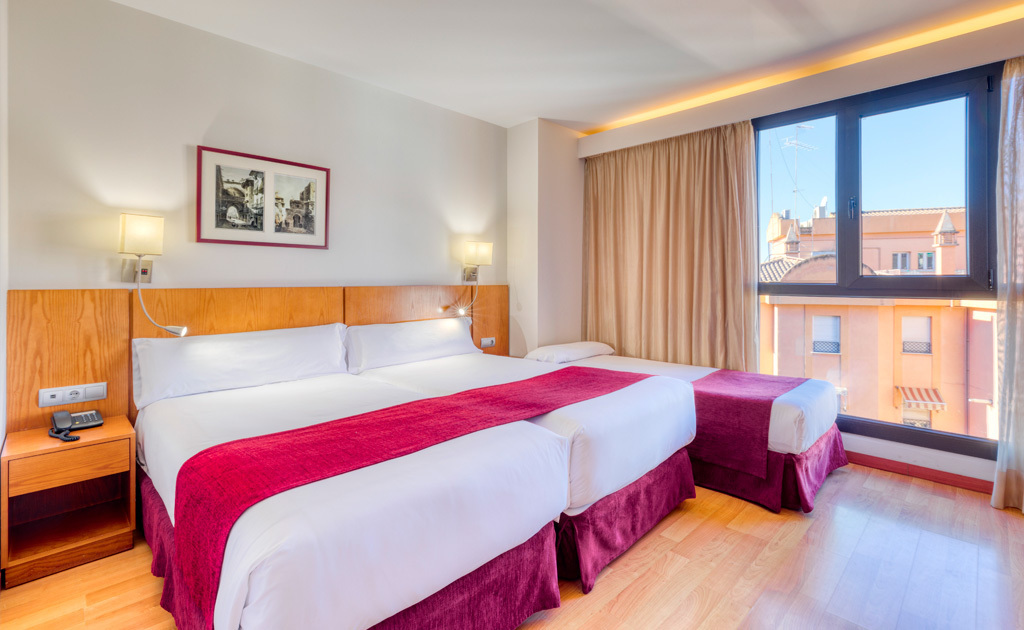 Habitación triple del hotel Senator Granada Spa