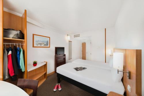 Habitación Doble Estándar - 2 camas del hotel Ibis Praha Mala Strana. Foto 2
