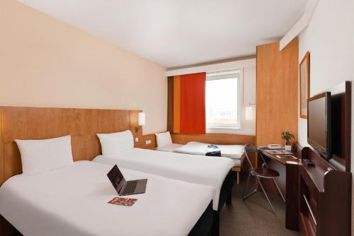 Habitación Estándar con 3 camas individuales del hotel Ibis Praha Mala Strana. Foto 4