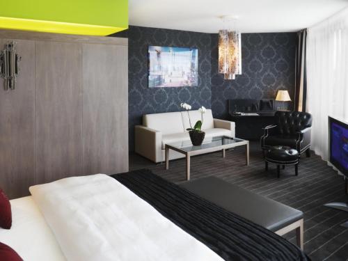 Suite Junior con cama extragrande del hotel Mövenpick Stuttgart Airport