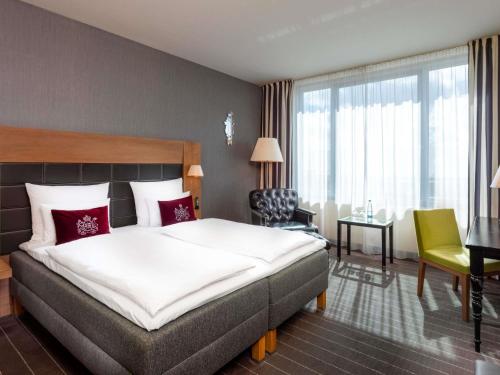 Habitación con cama extragrande. del hotel Mövenpick Stuttgart Airport. Foto 6