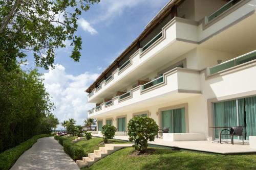 Deluxe con vistas parciales al mar del hotel Bluebay Grand Esmeralda All Inclusive. Foto 1