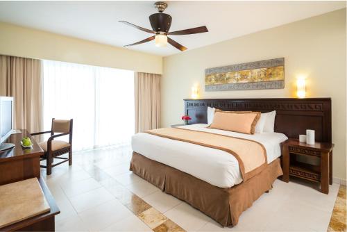 Habitación Deluxe con vistas al océano del hotel Bluebay Grand Esmeralda All Inclusive. Foto 4