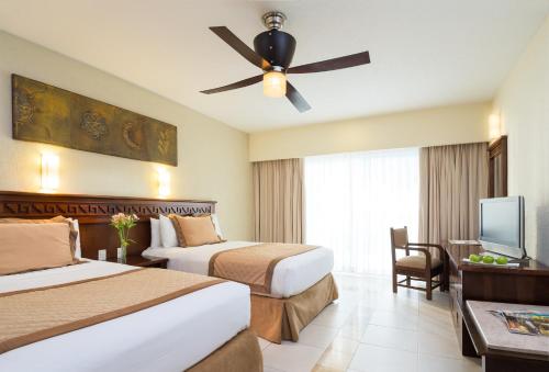 Deluxe con vistas parciales al mar del hotel Bluebay Grand Esmeralda All Inclusive. Foto 2