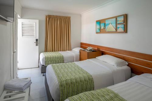 Habitación Triple Estándar con vistas al jardín del hotel El Dorado. Foto 1
