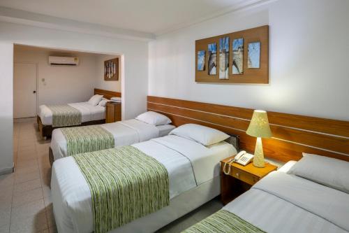 Habitación Familiar con vistas al jardín del hotel El Dorado. Foto 1