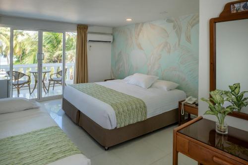 Habitación Triple Estándar con vistas al mar del hotel El Dorado. Foto 3