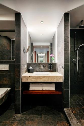 Habitación Triple del hotel Eurostars Embassy. Foto 1