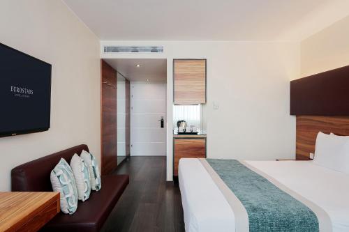 Habitación Triple del hotel Eurostars Embassy. Foto 3