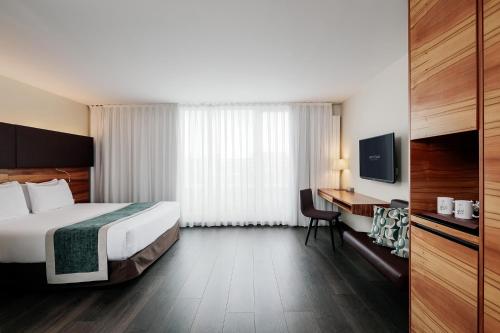 Habitación Doble Deluxe con Balcón del hotel Eurostars Embassy. Foto 1