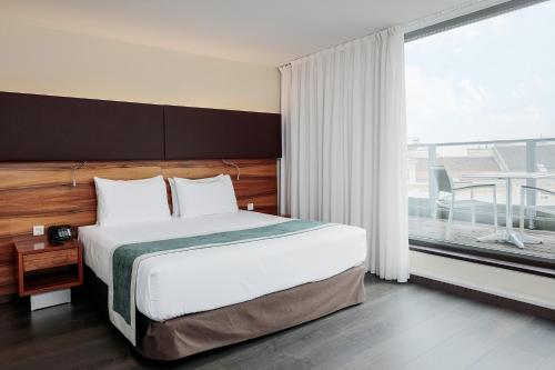 Habitación Doble Deluxe con Balcón del hotel Eurostars Embassy. Foto 3