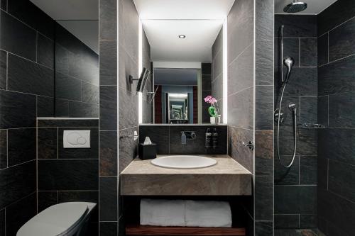 Habitación Doble Deluxe con Balcón del hotel Eurostars Embassy. Foto 4