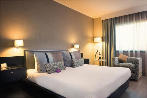 Habitación Superior con cama extragrande del hotel Mercure Santiago Centro. Foto 1