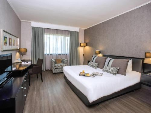 Habitación Superior con cama extragrande del hotel Mercure Santiago Centro. Foto 2