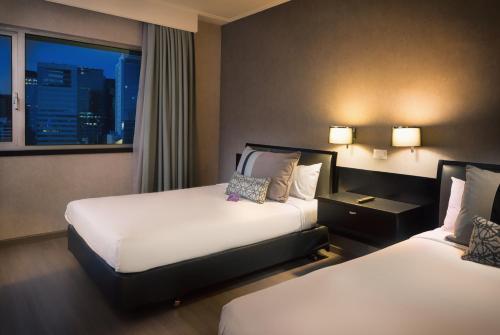 Habitación Superior con 2 camas dobles del hotel Mercure Santiago Centro