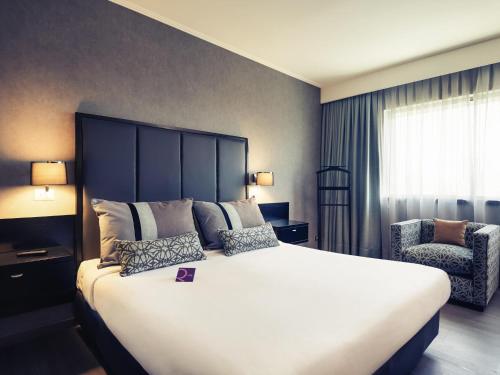 Suite Junior con 1 cama grande y sofá cama del hotel Mercure Santiago Centro