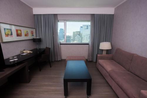 Suite Junior con 1 cama grande y sofá cama del hotel Mercure Santiago Centro. Foto 4