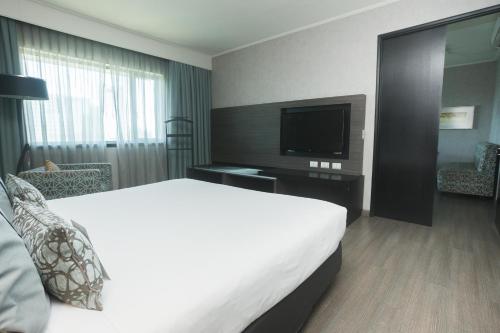 Suite Junior con 1 cama grande y sofá cama del hotel Mercure Santiago Centro. Foto 5