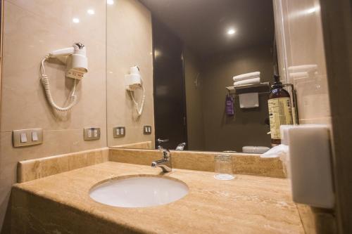 Habitación Doble Estándar del hotel Mercure Santiago Centro. Foto 9