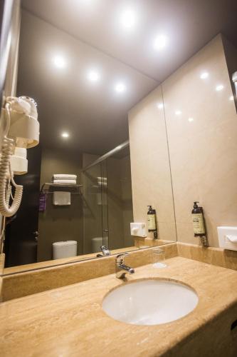 Habitación Doble Clásica - 2 camas del hotel Mercure Santiago Centro. Foto 10