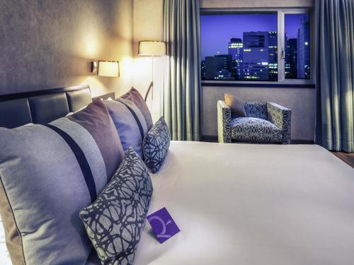 Habitación Superior con cama extragrande del hotel Mercure Santiago Centro. Foto 5