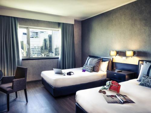 Habitación Superior con 2 camas dobles del hotel Mercure Santiago Centro. Foto 3