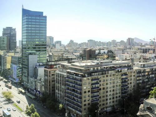 Suite Junior con 1 cama grande y sofá cama del hotel Mercure Santiago Centro. Foto 7