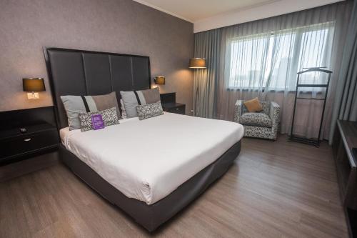 Suite Junior con 1 cama grande y sofá cama del hotel Mercure Santiago Centro. Foto 10