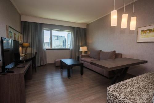 Suite Junior con 1 cama grande y sofá cama del hotel Mercure Santiago Centro. Foto 12