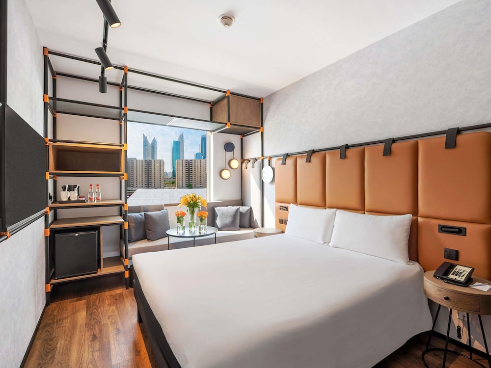 Habitación estándar con una cama doble del hotel Ibis World Trade Centre Dubai. Foto 1