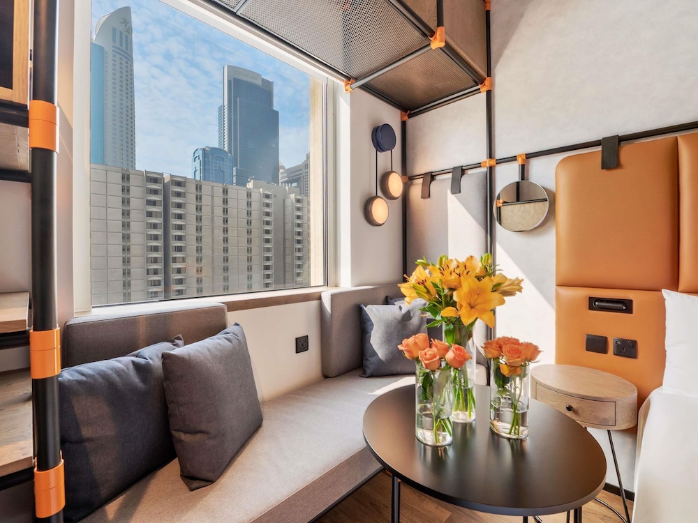 Habitación estándar con una cama doble del hotel Ibis World Trade Centre Dubai. Foto 2