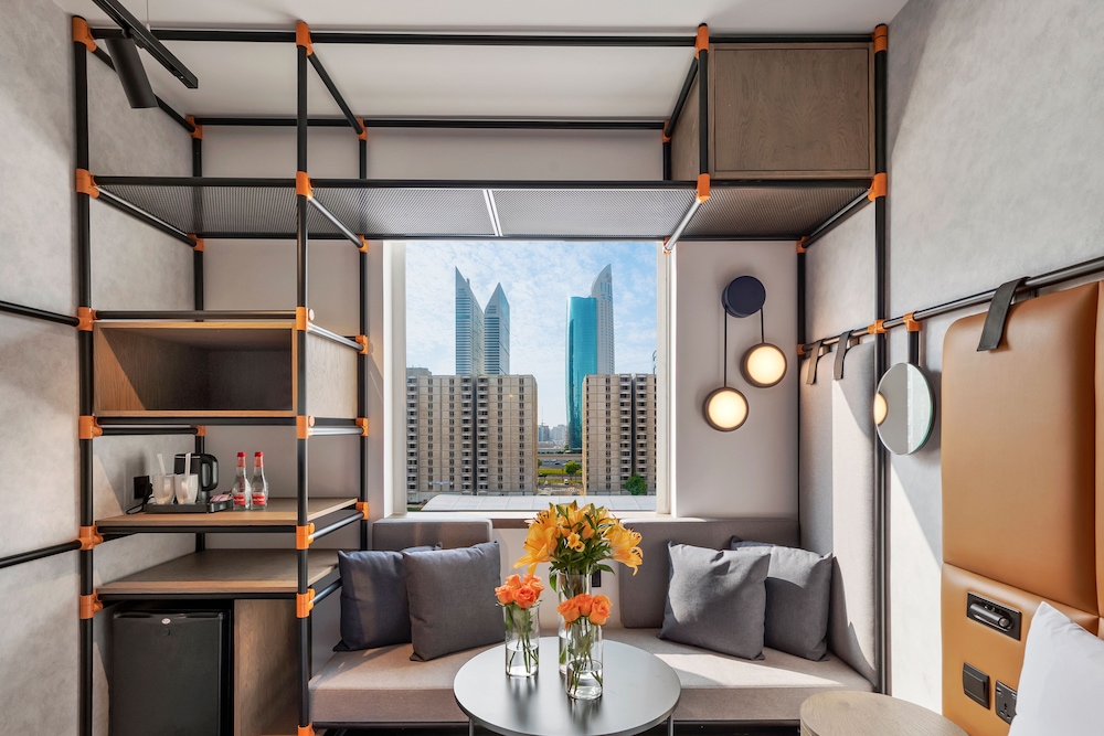 Habitación estándar con una cama doble del hotel Ibis World Trade Centre Dubai. Foto 7