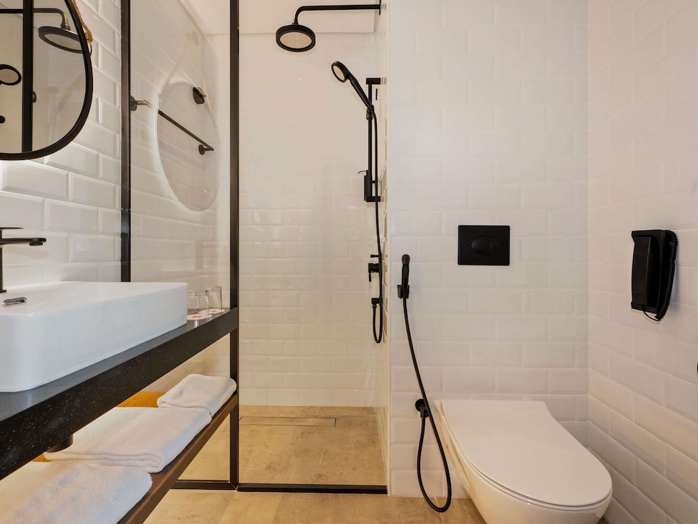 Habitación estándar con dos camas individuales del hotel Ibis World Trade Centre Dubai. Foto 2