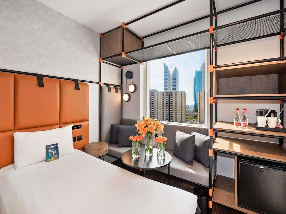 Habitación estándar con dos camas individuales del hotel Ibis World Trade Centre Dubai. Foto 3