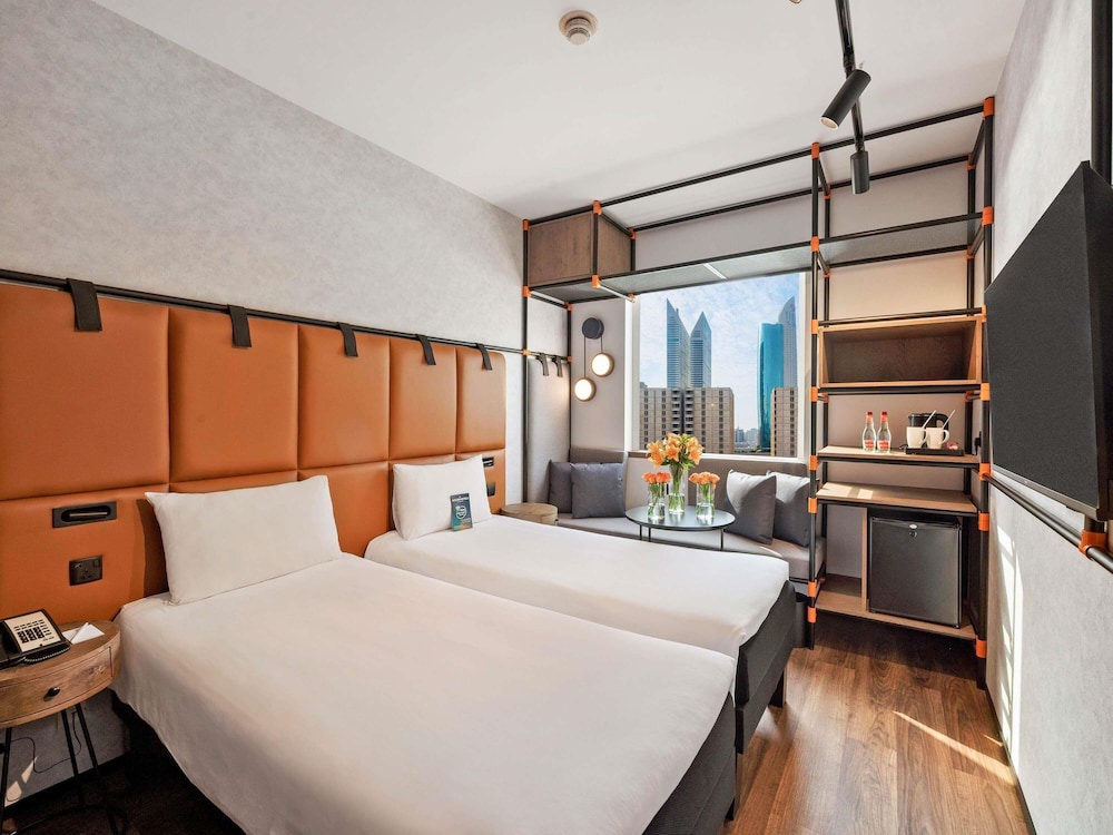 Habitación estándar con dos camas individuales del hotel Ibis World Trade Centre Dubai. Foto 4