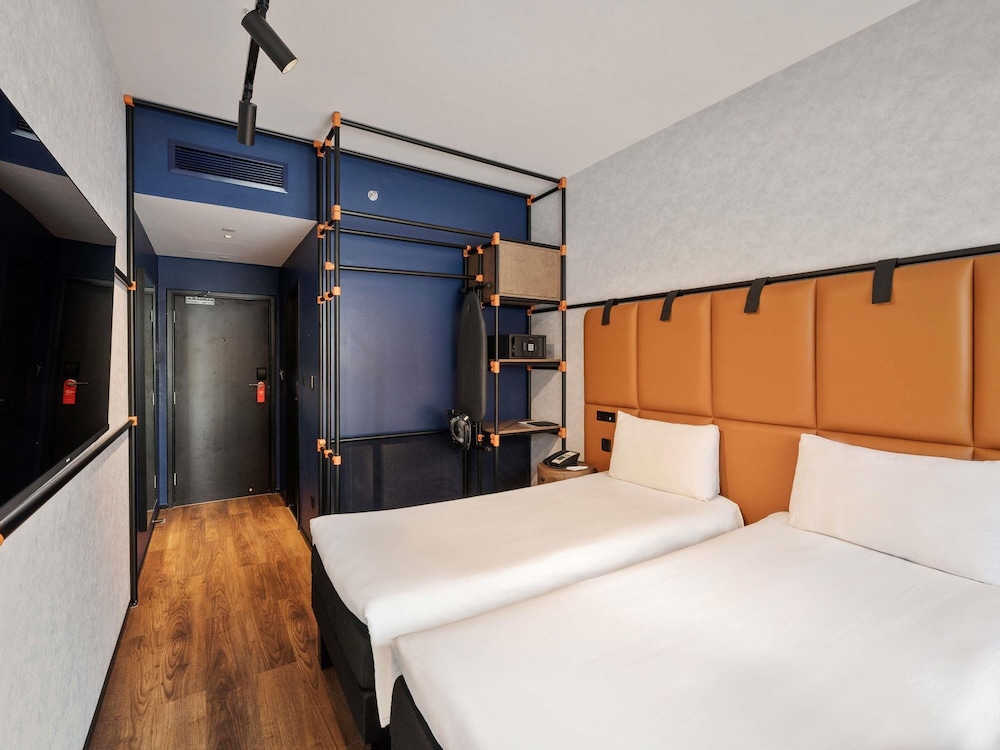 Habitación estándar con dos camas individuales del hotel Ibis World Trade Centre Dubai. Foto 5