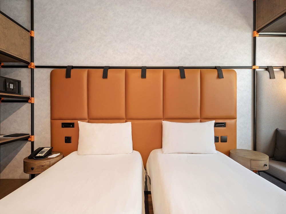 Habitación estándar con dos camas individuales del hotel Ibis World Trade Centre Dubai. Foto 7