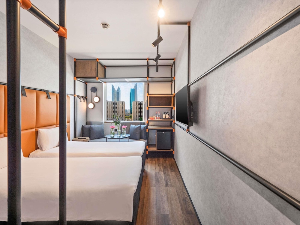 Habitación estándar con dos camas individuales del hotel Ibis World Trade Centre Dubai. Foto 8