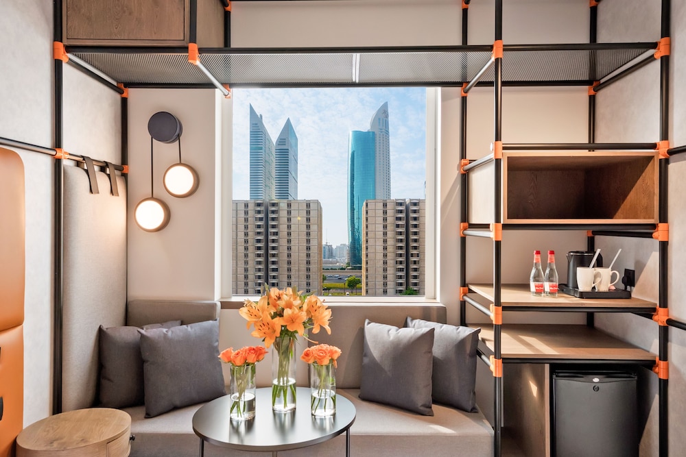 Habitación estándar con dos camas individuales del hotel Ibis World Trade Centre Dubai. Foto 9