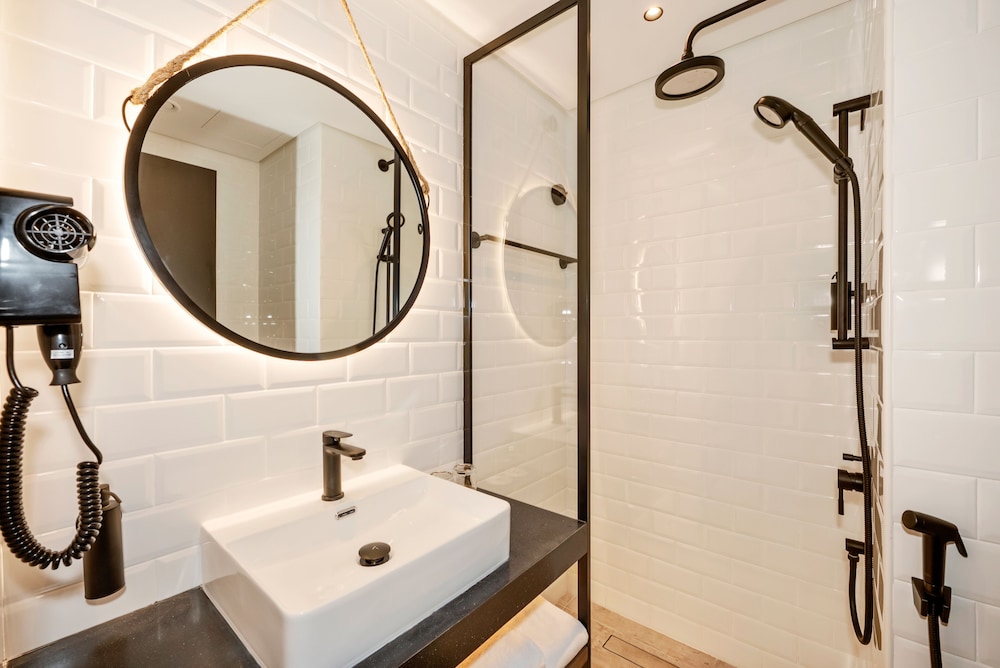 Habitación estándar con dos camas individuales del hotel Ibis World Trade Centre Dubai. Foto 10
